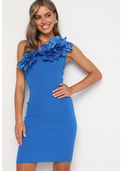Niebieska  Dopasowana Koktajlowa Sukienka Prążkowana z Wiskozą na Jedno Ramię z Kwiatami 3D Welbene ze sklepu Born2be Odzież w kategorii Sukienki - zdjęcie 174016340