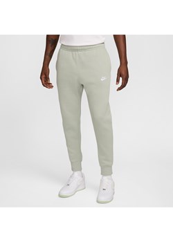 Joggery Nike Sportswear Club Fleece - Zieleń ze sklepu Nike poland w kategorii Spodnie męskie - zdjęcie 174019714
