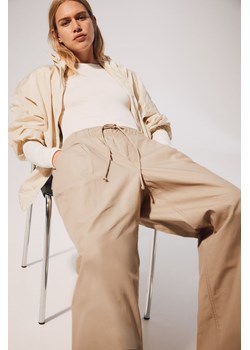 H & M - Spodnie chinos ze sznurkiem - Beżowy ze sklepu H&M w kategorii Spodnie damskie - zdjęcie 174019941