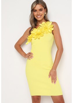 Żółta Dopasowana Koktajlowa Sukienka Prążkowana z Wiskozą na Jedno Ramię z Kwiatami 3D Welbene ze sklepu Born2be Odzież w kategorii Sukienki - zdjęcie 174032852