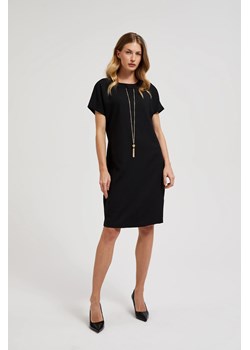 Gładka sukienka z łańcuszkiem czarna ze sklepu Moodo.pl w kategorii Sukienki - zdjęcie 174040563