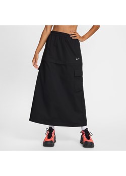 Damska spódnica midi typu cargo ze średnim stanem z tkaniny Nike Sportswear Essential - Czerń ze sklepu Nike poland w kategorii Spódnice - zdjęcie 174042710