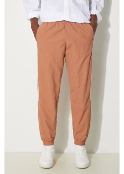 adidas Originals spodnie dresowe Adicolor Classics Lock-Up Trefoil Track Pants kolor brązowy z nadrukiem IA6356-BRAZOWY ze sklepu PRM w kategorii Spodnie męskie - zdjęcie 174047480