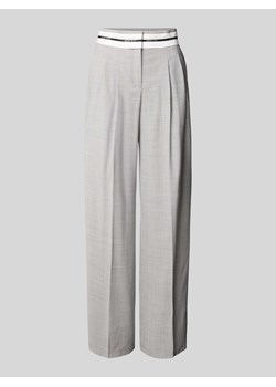Spodnie materiałowe z szeroką nogawką i zakładkami w pasie ze sklepu Peek&Cloppenburg  w kategorii Spodnie damskie - zdjęcie 174052834