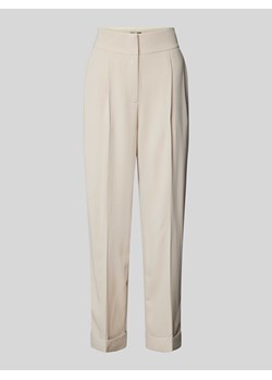 Spodnie materiałowe o kroju tapered fit z zakładkami w pasie ze sklepu Peek&Cloppenburg  w kategorii Spodnie damskie - zdjęcie 174052940