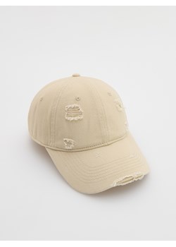 Reserved - Bawełniana czapka z przetarciami - beżowy ze sklepu Reserved w kategorii Czapki z daszkiem męskie - zdjęcie 174058943