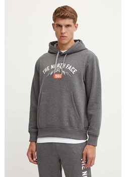 The North Face bluza Hoodie Varsity Graphic męska kolor szary z kapturem z nadrukiem NF0A89DJDYY1 ze sklepu ANSWEAR.com w kategorii Bluzy męskie - zdjęcie 174062874