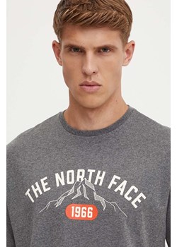 The North Face t-shirt Tee Varsity Graphic męski kolor szary z nadrukiem NF0A89DGDYY1 ze sklepu ANSWEAR.com w kategorii T-shirty męskie - zdjęcie 174063343