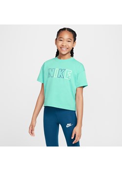 T-shirt dla dużych dzieci (dziewcząt) Nike Sportswear Essential - Zieleń ze sklepu Nike poland w kategorii Bluzki dziewczęce - zdjęcie 174073330