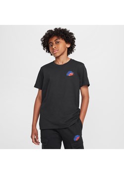 T-shirt z grafiką dla dużych dzieci (chłopców) Nike Sportswear Standard Issue - Czerń ze sklepu Nike poland w kategorii T-shirty chłopięce - zdjęcie 174073384