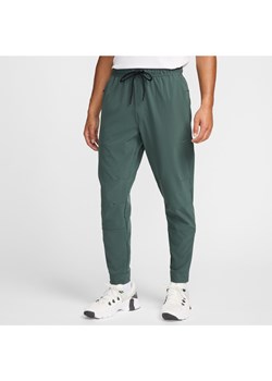 Męskie uniwersalne spodnie ze ściągaczami i zamkami Dri-FIT Nike Unlimited - Zieleń ze sklepu Nike poland w kategorii Spodnie męskie - zdjęcie 174073420