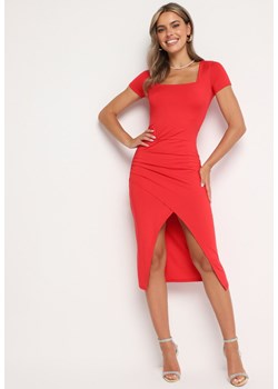 Czerwona Dopasowana Sukienka z Marszczeniem i Dłuższym Tyłem Lilate ze sklepu Born2be Odzież w kategorii Sukienki - zdjęcie 174081750