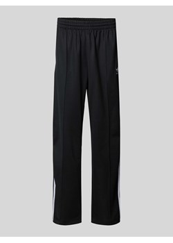 Spodnie dresowe o kroju baggy fit z wyhaftowanym logo ze sklepu Peek&Cloppenburg  w kategorii Spodnie męskie - zdjęcie 174088211