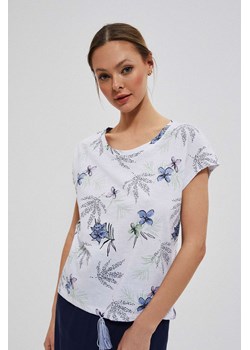 Bawełniana bluzka z nadrukiem kwiatów i krótkimi rękawami biała ze sklepu Moodo.pl w kategorii Bluzki damskie - zdjęcie 174092582