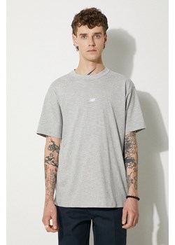 New Balance t-shirt bawełniany kolor szary z nadrukiem MT31504AG-4AG ze sklepu PRM w kategorii T-shirty męskie - zdjęcie 174098212