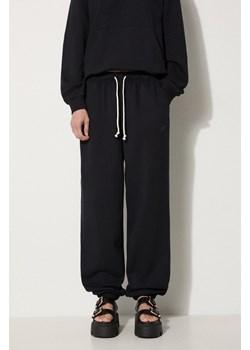 New Balance spodnie dresowe bawełniane WP41513BK kolor czarny gładkie ze sklepu PRM w kategorii Spodnie damskie - zdjęcie 174098272