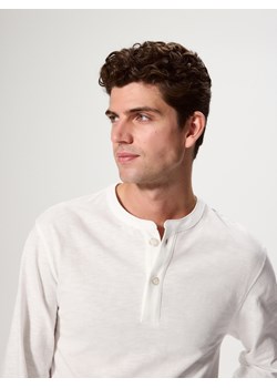 Reserved - Longsleeve henley - złamana biel ze sklepu Reserved w kategorii T-shirty męskie - zdjęcie 174099761