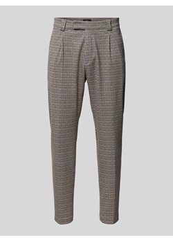 Spodnie o kroju slim fit z zakładkami w pasie i szlufkami na pasek model ‘SANDO’ ze sklepu Peek&Cloppenburg  w kategorii Spodnie męskie - zdjęcie 174109333