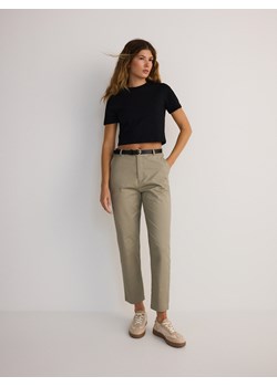 Reserved - Spodnie chino z paskiem - jasnozielony ze sklepu Reserved w kategorii Spodnie damskie - zdjęcie 174115603