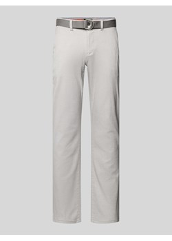 Chinosy o kroju slim fit z paskiem ze sklepu Peek&Cloppenburg  w kategorii Spodnie męskie - zdjęcie 174116810
