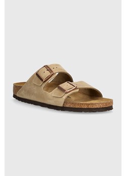 Birkenstock klapki nubukowe Arizona kolor brązowy 352201 ze sklepu PRM w kategorii Klapki męskie - zdjęcie 174118982