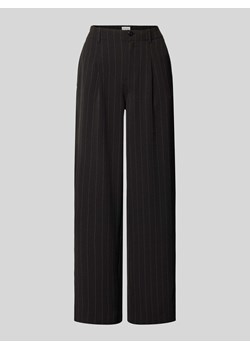 Spodnie o kroju wide leg z zakładkami w pasie i cienkimi prążkami ze sklepu Peek&Cloppenburg  w kategorii Spodnie damskie - zdjęcie 174127450