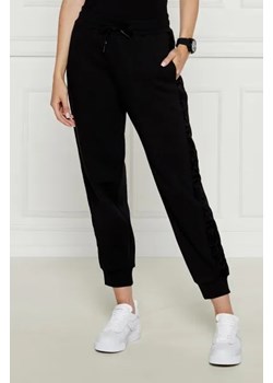 EA7 Spodnie dresowe | Regular Fit ze sklepu Gomez Fashion Store w kategorii Spodnie damskie - zdjęcie 174140642