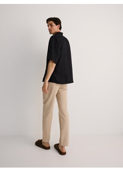 Reserved - Spodnie chino regular z dodatkiem lnu - beżowy ze sklepu Reserved w kategorii Spodnie męskie - zdjęcie 174159364