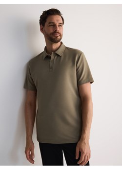 Reserved - Strukturalna koszulka polo regular - beżowy ze sklepu Reserved w kategorii T-shirty męskie - zdjęcie 174163852