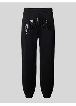 Spodnie dresowe o kroju regular fit z cekinowym obszyciem ze sklepu Peek&Cloppenburg  w kategorii Spodnie męskie - zdjęcie 174170642
