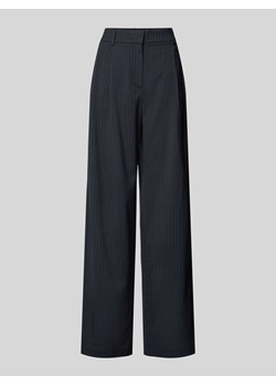 Spodnie o kroju wide leg z zakładkami w pasie i szlufkami na pasek ze sklepu Peek&Cloppenburg  w kategorii Spodnie damskie - zdjęcie 174174493