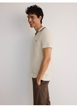 Reserved - Koszulka polo comfort z haftem - złamana biel ze sklepu Reserved w kategorii T-shirty męskie - zdjęcie 174177014