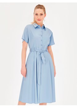 Błękitna koszulowa sukienka z paskiem Potis & Verso Alen ze sklepu Eye For Fashion w kategorii Sukienki - zdjęcie 174178071