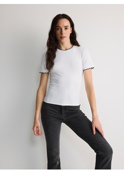Reserved - Dzianinowy t-shirt - złamana biel ze sklepu Reserved w kategorii Bluzki damskie - zdjęcie 174179880