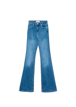 Cropp - Jeansowe spodnie slim flare - niebieski ze sklepu Cropp w kategorii Jeansy damskie - zdjęcie 174289810