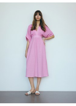 Reserved - Sukienka midi z bawełnianego muślinu - różowy ze sklepu Reserved w kategorii Sukienki - zdjęcie 174329603