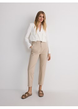 Reserved - Spodnie chino - beżowy ze sklepu Reserved w kategorii Spodnie damskie - zdjęcie 174329923