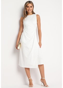 Biała Taliowana Sukienka z Dodatkiem Wiskozy Ozdobiona Marszczeniem Wesaria ze sklepu Born2be Odzież w kategorii Sukienki - zdjęcie 174351051
