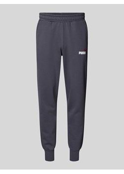 Spodnie dresowe o kroju regular fit z nadrukiem z logo ze sklepu Peek&Cloppenburg  w kategorii Spodnie męskie - zdjęcie 174370690