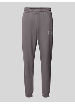 Spodnie dresowe o kroju regular fit z elastycznym pasem ze sklepu Peek&Cloppenburg  w kategorii Spodnie męskie - zdjęcie 174371881