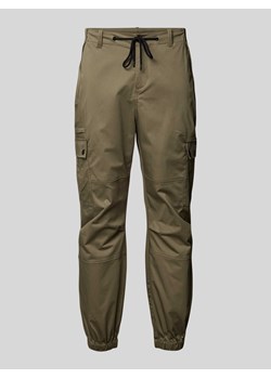Spodnie cargo o kroju tapered fit z tunelem model ‘PALAL’ ze sklepu Peek&Cloppenburg  w kategorii Spodnie męskie - zdjęcie 174372401