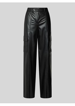 Spodnie z imitacji skóry z kieszeniami cargo ze sklepu Peek&Cloppenburg  w kategorii Spodnie damskie - zdjęcie 174372841