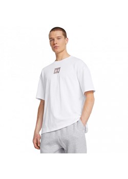 Męski t-shirt z nadrukiem Under Armour UA M Hw Os Sm Box Ss - biały ze sklepu Sportstylestory.com w kategorii T-shirty męskie - zdjęcie 174387924