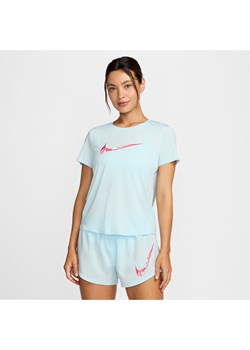 Damska koszulka do biegania z krótkim rękawem i grafiką Dri-FIT Nike One - Niebieski ze sklepu Nike poland w kategorii Bluzki damskie - zdjęcie 174505820