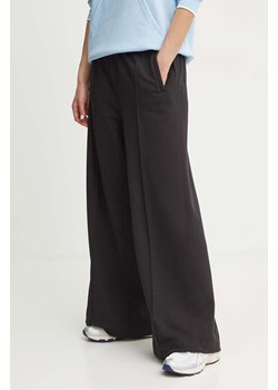 adidas Originals spodnie dresowe bawełniane Essentials Pintuck Wide Leg kolor czarny gładkie IW5739 ze sklepu PRM w kategorii Spodnie damskie - zdjęcie 174538071