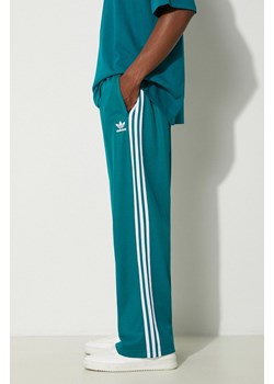 adidas Originals spodnie dresowe Adicolor Baggy Fit Firebird Pant kolor turkusowy z aplikacją IZ2473 ze sklepu PRM w kategorii Spodnie męskie - zdjęcie 174538113