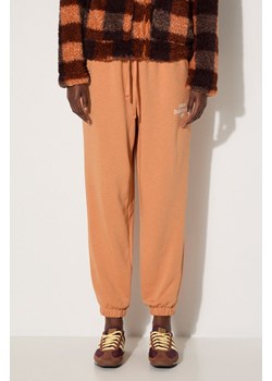 New Balance spodnie dresowe kolor pomarańczowy z nadrukiem WP31508SEI-SEI ze sklepu PRM w kategorii Spodnie damskie - zdjęcie 174538452