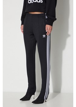 adidas Originals spodnie dresowe kolor czarny z aplikacją IB5916-CZARNY ze sklepu PRM w kategorii Spodnie damskie - zdjęcie 174538454