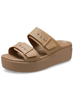 Crocs Klapki &quot;Brooklyn Buckle Low Wedge&quot; w kolorze khaki ze sklepu Limango Polska w kategorii Klapki damskie - zdjęcie 174558290