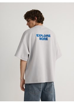 Reserved - T-shirt oversize z nadrukiem na plecach - jasnoszary ze sklepu Reserved w kategorii T-shirty męskie - zdjęcie 174559461